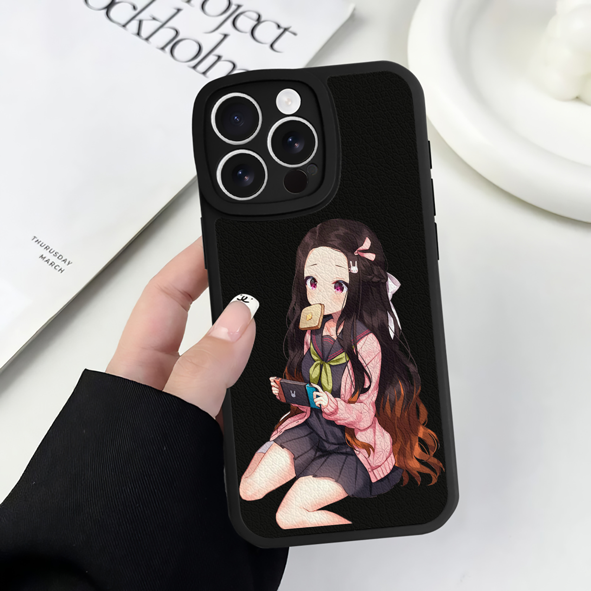 （画像用） 鬼滅の刃（きめつのやいば）竈門 禰󠄀豆子／かまど ねずこ Kamado Nezuko 【iPhone 16シリーズ対応】シリコンスマホケース（レザー調） 材質：シリコン